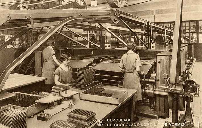 De chocolade komt uit de vormen
